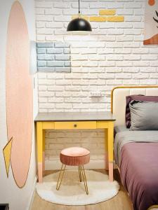 Giường trong phòng chung tại Mix mid-century modern by the Strip, Big TVs, King Bed, fast WiFi perfect for work or leisure