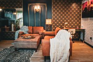 Khu vực ghế ngồi tại Mix mid-century modern by the Strip, Big TVs, King Bed, fast WiFi perfect for work or leisure