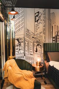 Khu vực ghế ngồi tại Mix mid-century modern by the Strip, Big TVs, King Bed, fast WiFi perfect for work or leisure