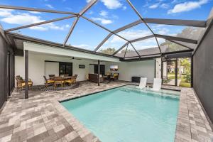 una piscina cubierta con techo de cristal en Near Beach 3BR with King Suite, Pool and BBQ, en Bonita Springs