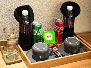 un plateau en bois avec des bouteilles, des tasses et des boissons dans l'établissement Floral Hotel Shegadan Manor, à Shangri-La 48 autres photos