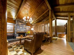 une salle à manger avec cheminée et plafonds en bois dans l'établissement Floral Hotel Shegadan Manor, à Shangri-La