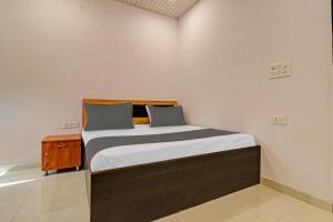 Ένα ή περισσότερα κρεβάτια σε δωμάτιο στο Collection O Qotel Peeragarhi