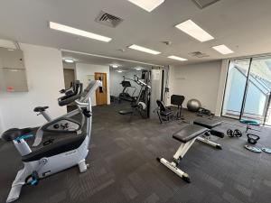 Γυμναστήριο ή/και όργανα γυμναστικής στο City life Skytower view with Balcony Famliy Retreat