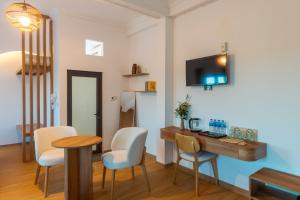 TV a/nebo společenská místnost v ubytování Sol Flow Retreat