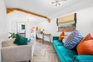 ein Wohnzimmer mit einer grünen Couch und einem Tisch in der Unterkunft Deppers Bridge, 3 Bedroom Property 