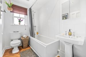 ein weißes Badezimmer mit Toilette und Waschbecken in der Unterkunft Deppers Bridge, 3 Bedroom Property  + 39 Fotos