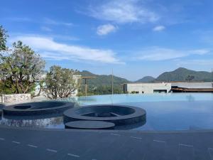 een zwembad met twee grote banden erop bij Khaoyai 360 Panoramic View in Ban Tha Chang