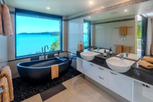 Posezení v ubytování Edge 18 Waterfront Luxury + 44 fotografií