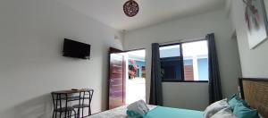 TV a/nebo společenská místnost v ubytování Villa Helene's Cozy Corner Retreat