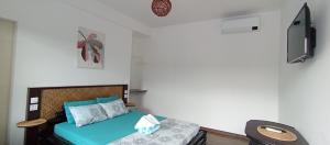 Postel nebo postele na pokoji v ubytování Villa Helene's Cozy Corner Retreat