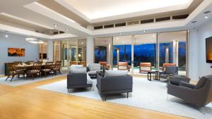 Posezení v ubytování CHAMPION VIEW RETREAT Contemporary 3BR Estate Home with Champion Views