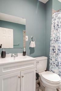 Koupelna v ubytování Stylish 3BR Townhouse with Backyard,and Easy Parking