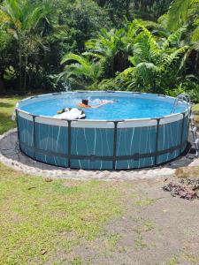 Bazén v ubytování Cabaña nido de amor escondida en la naturaleza nebo v jeho okolí