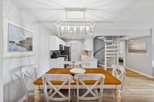 ein Esszimmer und eine Küche mit Tisch und Stühlen in der Unterkunft 891 Ketch Court in Hilton Head Island