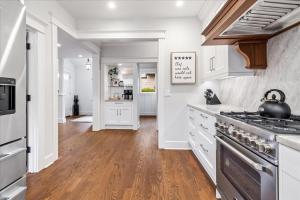 Η κουζίνα ή μικρή κουζίνα στο 3988 Cannery Cottage home