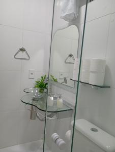 ein Badezimmer mit Glasdusche und Waschbecken in der Unterkunft Apartamento entre marés-Paraty in Angra dos Reis