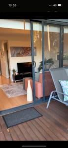 vista su un soggiorno con divano e sedia di Serenity & Sea at Preston Beach WA a Preston Beach