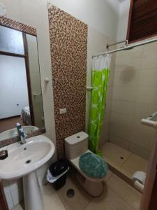 un bagno con wc, lavandino e doccia di Hospedaje Don Marco a Puerto Maldonado