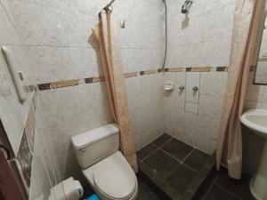 un piccolo bagno con un water e un lavandino di Hospedaje Don Marco a Puerto Maldonado Altre 53 foto