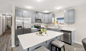 Kuchyň nebo kuchyňský kout v ubytování Cottage on Warner - Cozy Getaway Close to Seattle