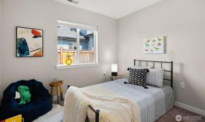 Postel nebo postele na pokoji v ubytování Cottage on Warner - Cozy Getaway Close to Seattle