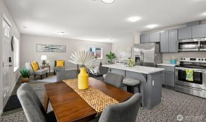 Kuchyň nebo kuchyňský kout v ubytování Cottage on Warner - Cozy Getaway Close to Seattle