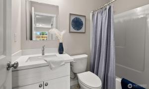 Koupelna v ubytování Cottage on Warner - Cozy Getaway Close to Seattle + 16 fotografií