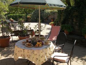 A restaurant or other place to eat at Le Poiane B&B-Casa vacanze