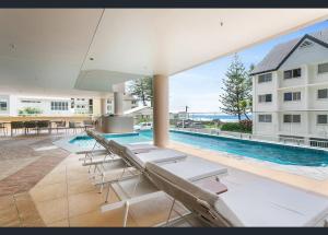 黄金海岸NEW Luxury Coastal Retreat! Palm Beach的一个带躺椅的游泳池和一个游泳池