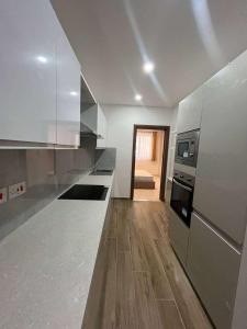 Kuchyň nebo kuchyňský kout v ubytování Qawra Seaside Birch Leaf