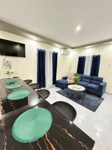 una sala de estar con una mesa y un sofá en San Juan Oasis A1, a 5 minutos del aeropuerto, en San Juan