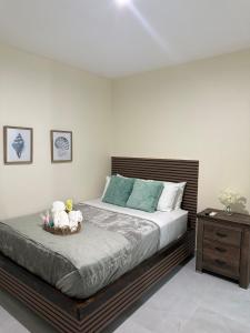 Un dormitorio con una cama con dos animales de peluche encima. en San Juan Oasis A1, a 5 minutos del aeropuerto, en San Juan