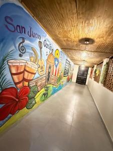 un pasillo con un mural en la pared en San Juan Oasis A1, a 5 minutos del aeropuerto, en San Juan 20 fotos más