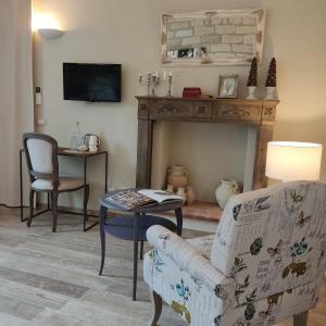 Μια τηλεόραση ή/και κέντρο ψυχαγωγίας στο Historic Estate With Private Spa In Monferrato