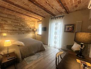 Ένα ή περισσότερα κρεβάτια σε δωμάτιο στο Historic Estate With Private Spa In Monferrato +24 φωτογραφίες