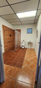 JayuyaParadise View Room in Jayuya, Puerto Rico - Comfort City Mountain Views的带马桶和淋浴的浴室