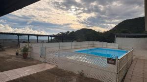 JayuyaParadise View Room in Jayuya, Puerto Rico - Comfort City Mountain Views的房屋一侧的游泳池