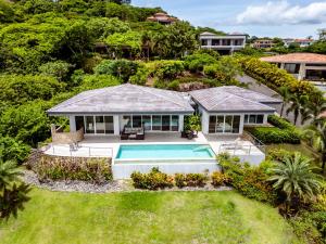 eine Luftaufnahme eines Hauses mit Swimmingpool in der Unterkunft Ocean View Oasis Infinity Pool in Gated Resort in Coco