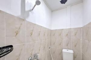 Ένα μπάνιο στο RedDoorz at Jalan Ahmad Yani Karawang