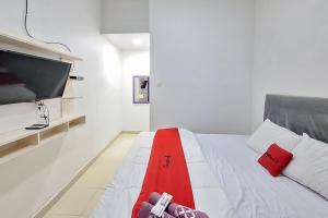 Ένα ή περισσότερα κρεβάτια σε δωμάτιο στο RedDoorz at Jalan Ahmad Yani Karawang