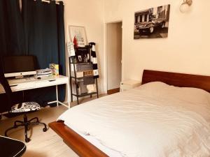 Giường trong phòng chung tại Villa à Cassis avec Piscine et Climatisation - FR-1-770-70