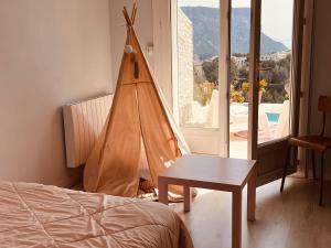 Cảnh núi rừng hoặc tầm nhìn ra núi từ biệt thự