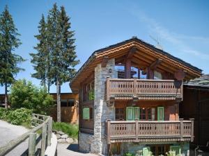 duży drewniany dom z balkonem w obiekcie Chalet cosy Courchevel 10 pers, proche centre, spa, parking - FR-1-631-241 w Courchevel