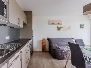Studio cabine en front de mer avec loggia fermée et parking, 4 pers. - FR-1-521-266 في بيسكاروس-بلاج: مطبخ فيه كنب وطاولة
