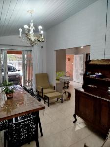 un soggiorno con un pianoforte e un cane sdraiato sul pavimento di Refúgio encantado a Piçarras