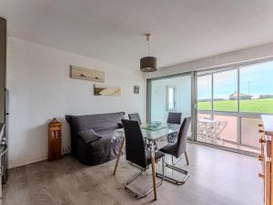 Studio cabine en front de mer avec loggia fermée et parking, 4 pers. - FR-1-521-266 في بيسكاروس-بلاج: غرفة معيشة مع طاولة زجاجية وأريكة