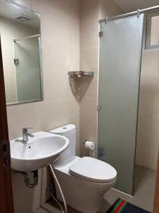 un bagno con wc, lavandino e doccia di Tòa nhà SHP 12 Lạch Tray, tầng 2209 a Hai Phong