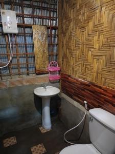 une salle de bains avec toilettes et lavabo dans l'établissement Dahla Lanta Hut, à Ko Lanta