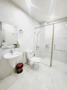 un bagno con wc, doccia e lavandino di Diamond Suite Apartment ad Ho Chi Minh